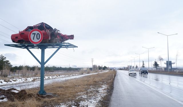 Trafik kazalarını önlemek için hurda araçlarla ilginç farkındalık