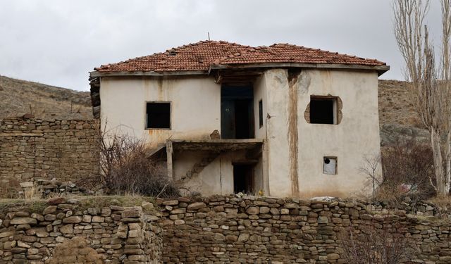 Üç harfliler söylentisi köyün terk edilmesine neden oldu