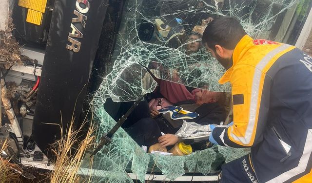 Van'da yolcu midibüsünün devrilmesi sonucu 27 kişi yaralandı