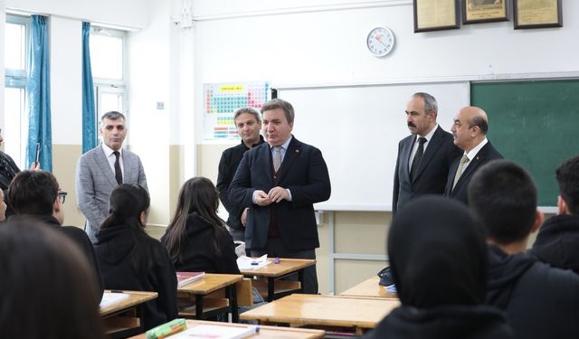 Eğitimin yeni döneminde Vali Aydoğdu öğrencileri yine yalnız bırakmadı!