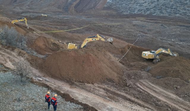 Erzincan'daki madende kayıp 3 işçinin "manganez ocağı"nda olduğu ihtimali üzerinde duruluyor