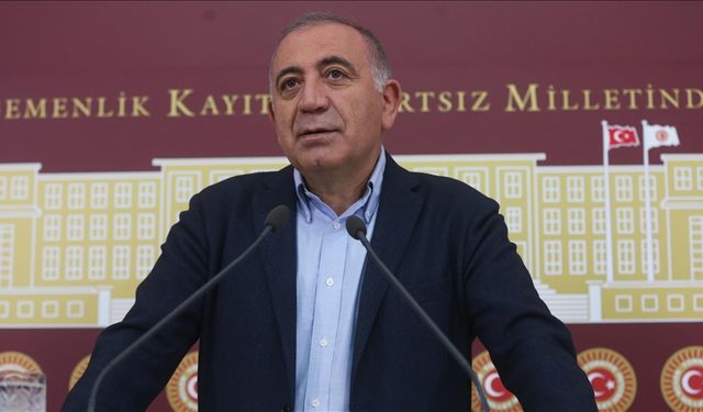 Eski CHP İstanbul Milletvekili Gürsel Tekin, partisinden istifa etti