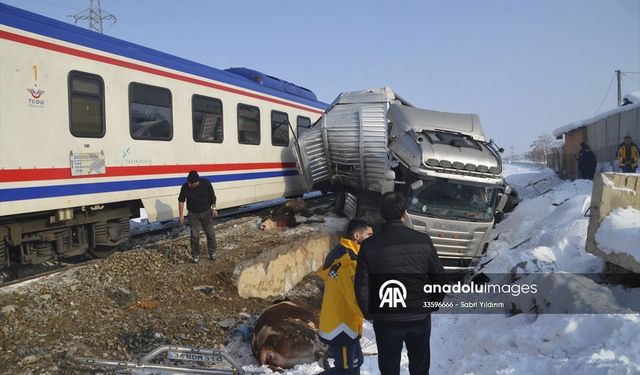 Tren tıra çarptı: 2 kişi öldü