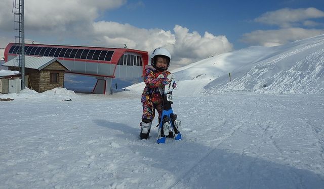 Minik Elif konuşmayı öğrenmeden kayak yapmayı öğrendi