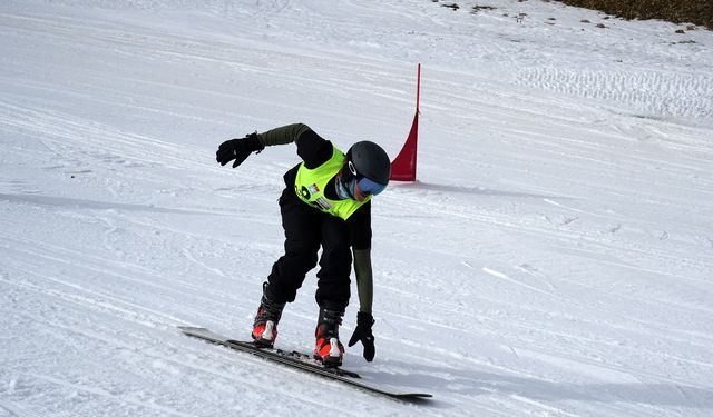 Snowboard Türkiye Şampiyonası Ergan Dağı’nda başladı