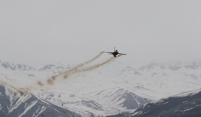 Solotürk ve komandoların gösterisi nefes kesti