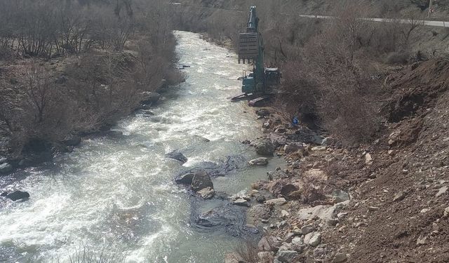 Tunceli’de devrilen tankerden çaya akan bitüm temizlendi