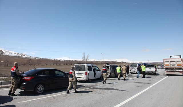 Ahlat'ta 5 aracın karıştığı zincirleme kazada 1 kişi yaralandı