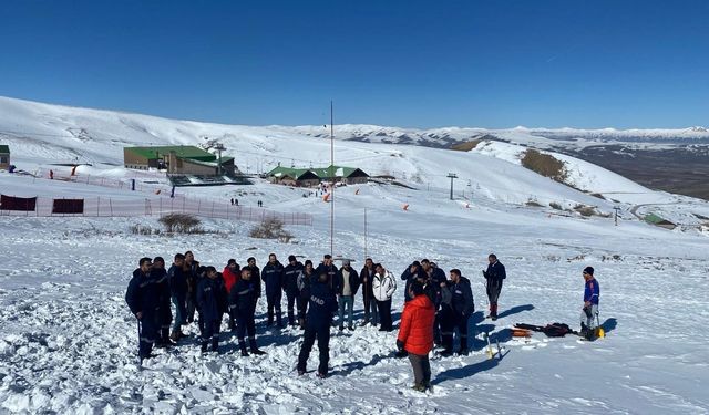 Aras’tan çığda arama ve kurtarma eğitimi