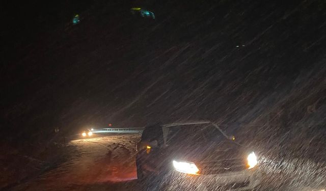 Bitlis’te yoğun kar yağışı nedeniyle araçlar mahsur kaldı