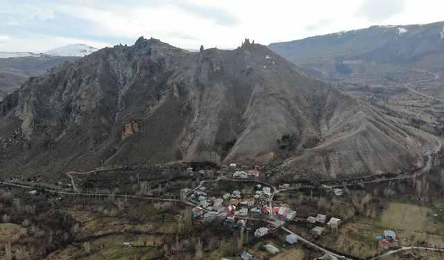 Dev mantar kayaların tehdit ettiği köyde AFAD çalışma başlattı