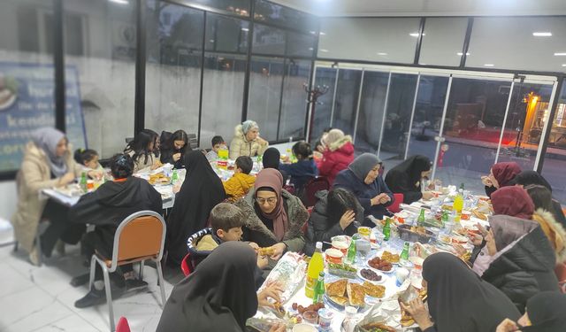 Yetimlere iftar verilerek nakdi yardım yapıldı