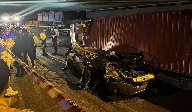 Bakırköy’de feci kaza: Tır otomobilin üzerine devrildi, 4 kişi hayatını kaybetti