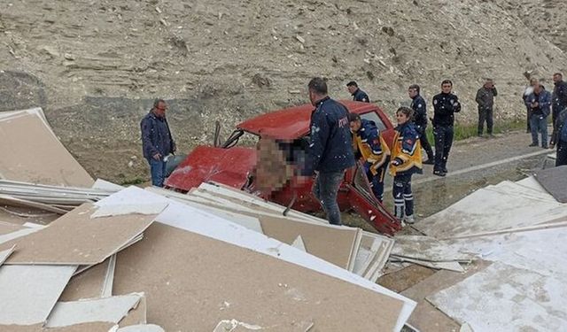 Acı ölüm:  Tırdan düşen yükün altında kaldı