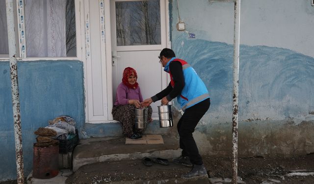 Vefa ekibi ihtiyaç sahibi ailelere ramazanda yemek ulaştırıyor