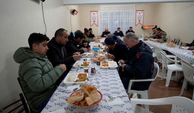 Yoldan geçen herkese iftar veriliyor