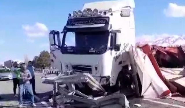 Erzincan'da TIR devrildi, yol bir süre ulaşıma kapandı