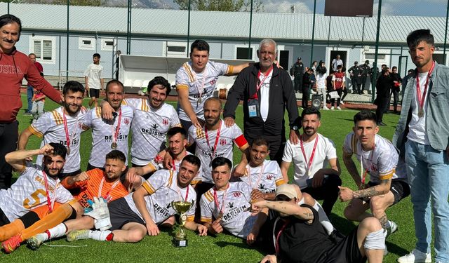 Erzincan Gençler Birliği Spor Kulübü kupayı aldı