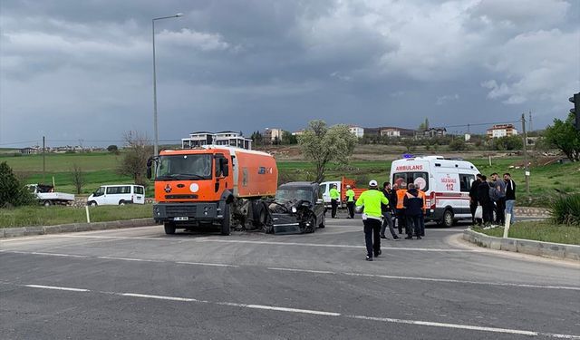 Hafif ticari araç ile yol süpürme aracı çarpıştı: 5 yaralı