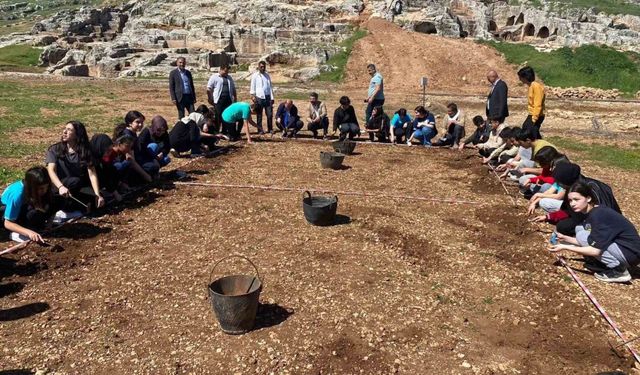 Öğrenciler tarihi alanda kazı çalışmalarına katıldı