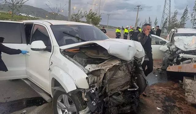 Şırnak’ta hafif ticari araç ile kamyonet çarpıştı: 2 ölü, 3 yaralı