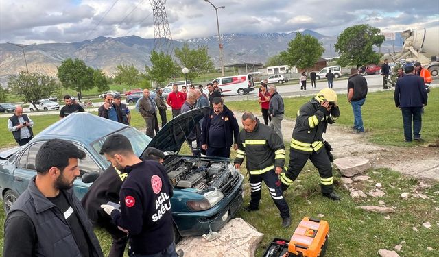 Aracıyla parka daldı. 1 ağır yaralı