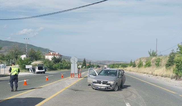 Elazığ'da iki otomobilin çarpıştığı kazada 1 kişi öldü, 6 kişi yaralandı