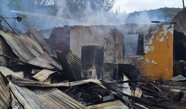 Erzincan'da köyde çıkan yangında bir ev, ahır ve samanlık yandı