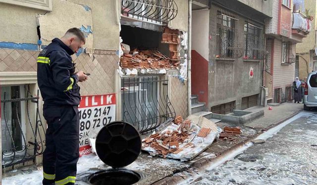 Esenler’de rögar patlaması: 4 katlı binanın giriş dairesinin duvarı yıkıldı