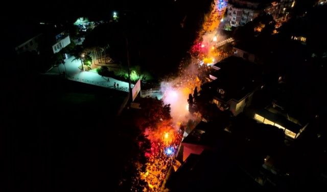 Galatasaraylı taraftarlar, şampiyonluğun ardından Florya’ya akın etti