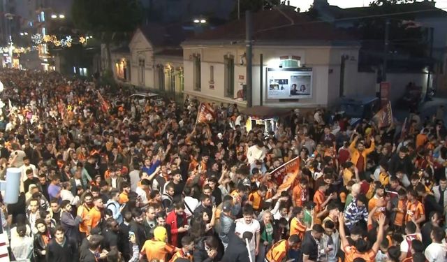 Galatasaraylı taraftarlar şampiyonluğun ardından Taksim’e akın etti