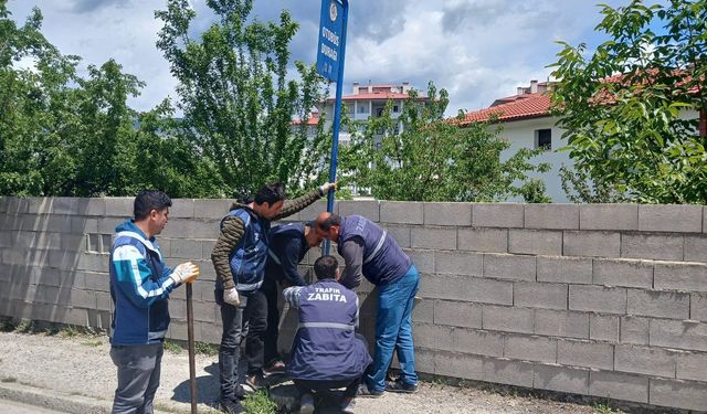 Toplu taşımada bazı sıkıntıların giderilmesi amacıyla duraklara direk dikildi