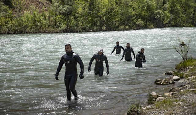 Kurtarma ekipleri Munzur Çayı'nda zorlu eğitimlerden geçiyor