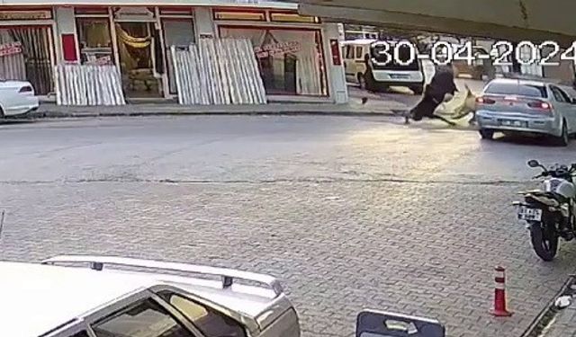 Motosiklet ile otomobilin çarpışma anı kameralara yansıdı