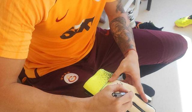 Muslera'dan Galatasaraylı taraftarlara imzalı eldiven