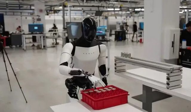 Tesla’nın insansı robotu hünerlerini sergiledi