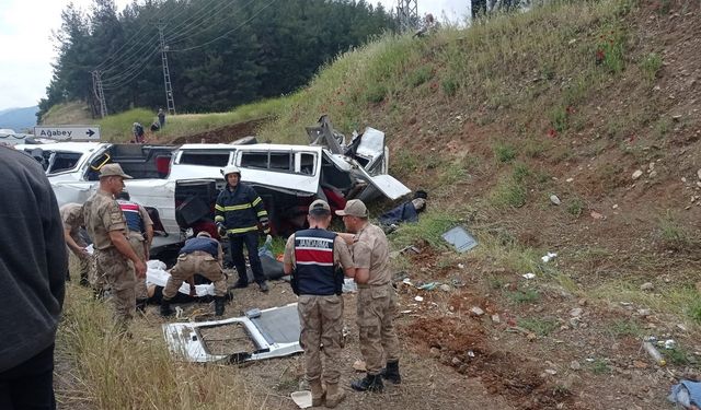 Tır minibüsü biçti: Katliam gibi kaza