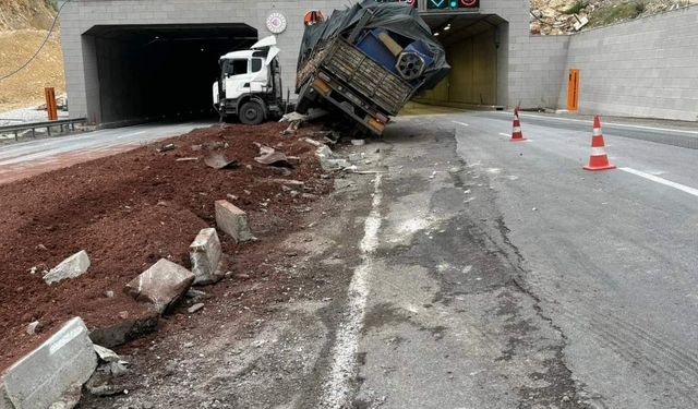 Tır refüjdeki aydınlatma direğine çarptı!