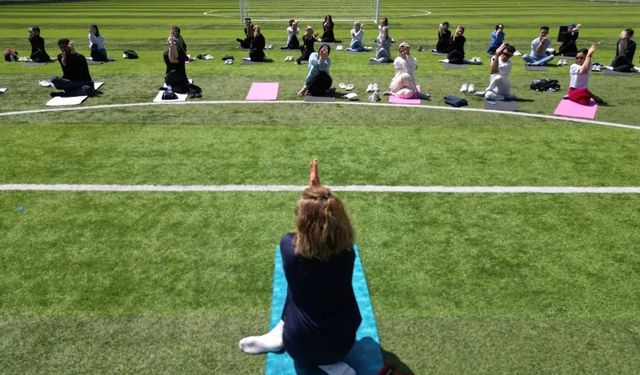 Açık havada yoga ve meditasyon etkinliği