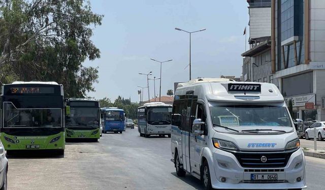 Adana’da 50 derecede dolmuşta vatandaşa ’klima’ çilesi