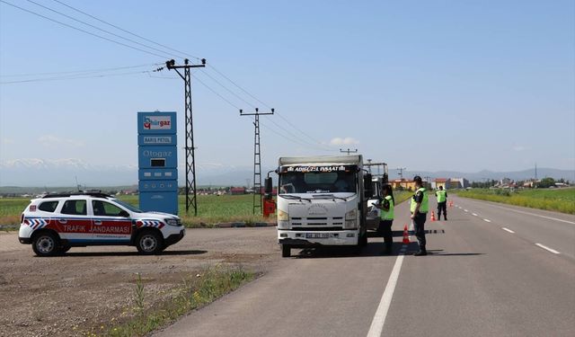 Ağrı'da jandarma ekipleri bayram tatilinde denetimlerini sürdürüyor