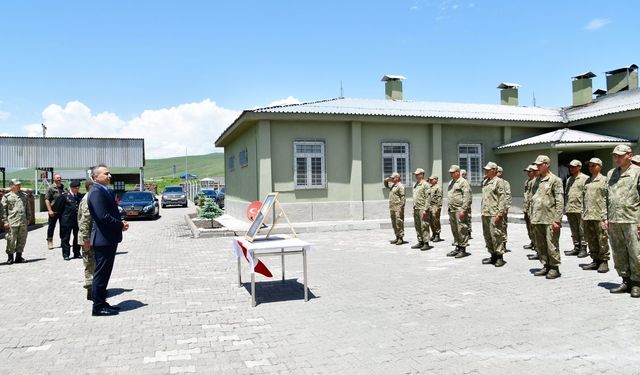 Ardahan Valisi Hayrettin Çiçek, sınırın sıfır noktasındaki askerlerle bayramlaştı