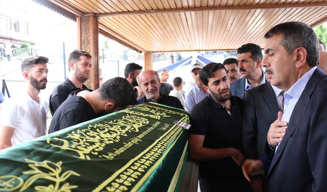 Bakan Tekin Erzurum'da vefat eden emekli öğretmenin cenaze törenine katıldı