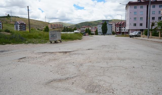 Bayburt kent merkezinde asfaltı bozuk yollar adeta köstebek yuvalarını andırıyor