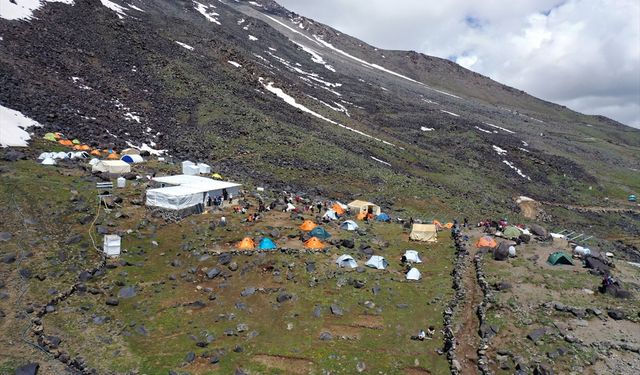 Bir yanı kar bir yanı bahar Ağrı Dağı havanın ısınmasıyla doğa tutkunlarını ağırlıyor