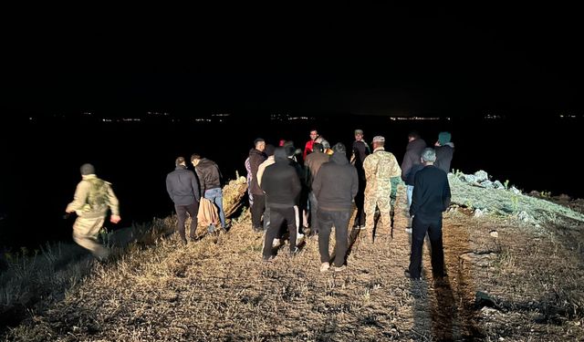 Botla açıldıkları Van Gölü'nde kaybolan 4 kişiyi arama çalışması başlatıldı