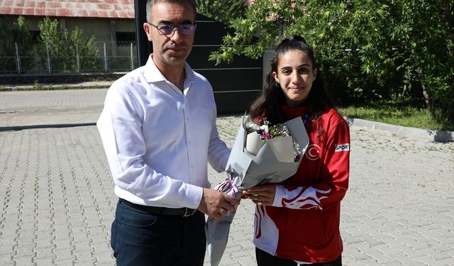 Dünya Muaythai Şampiyonası ikincisi Sibel Oruç, Ağrı'da halaylarla karşılandı