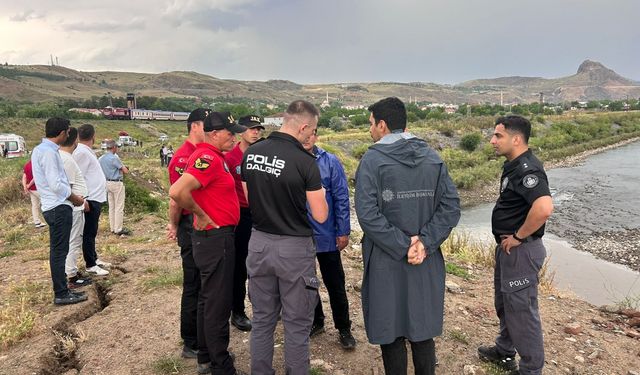 Elazığ'da Murat Nehri'ne giren 14 yaşındaki çocuk kayboldu