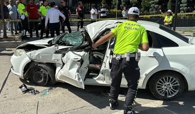 Elazığ'da tır ile otomobilin çarpıştığı kazada 3 kişi yaralandı