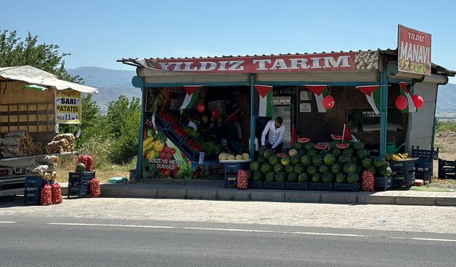 Elazığlı manav karpuz sattığı tezgahı Filistin bayraklarıyla donattı